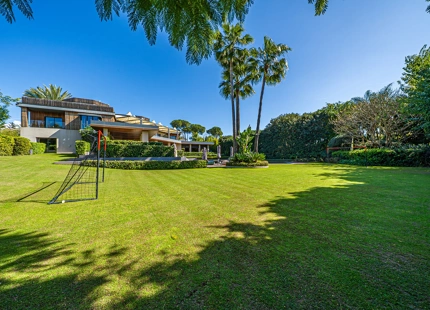 DREAMY FRONTLINE GOLF VILLA IN MARBELLA