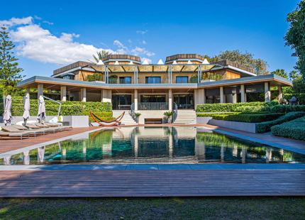 DREAMY FRONTLINE GOLF VILLA IN MARBELLA