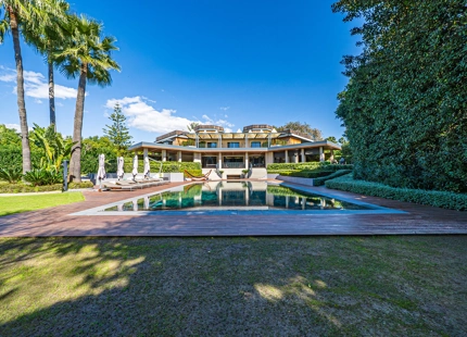 DREAMY FRONTLINE GOLF VILLA IN MARBELLA