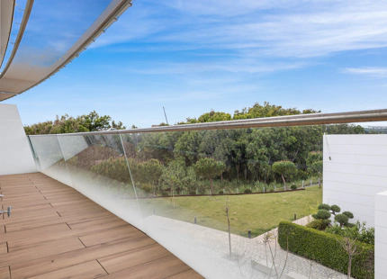 EXCEPTIONAL 3-BEDROOM APARTMENT IN ESTEPONA WEST FOR SALE