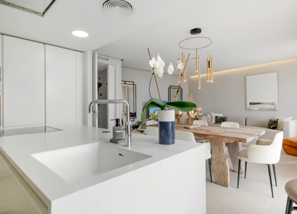EXCEPTIONAL 3-BEDROOM APARTMENT IN ESTEPONA WEST FOR SALE