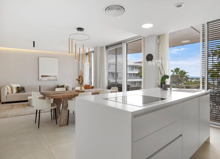EXCEPTIONAL 3-BEDROOM APARTMENT IN ESTEPONA WEST FOR SALE
