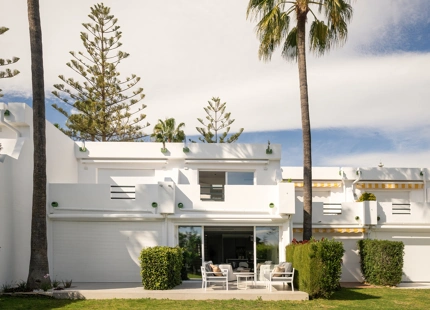 EXCEPTIONAL 4-BEDROOM TOWNHOUSE FOR SALE IN NUEVA ANDALUCÍA