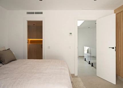 EXCEPTIONAL 4-BEDROOM TOWNHOUSE FOR SALE IN NUEVA ANDALUCÍA