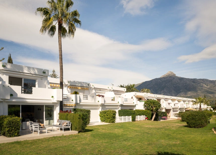 EXCEPTIONAL 4-BEDROOM TOWNHOUSE FOR SALE IN NUEVA ANDALUCÍA