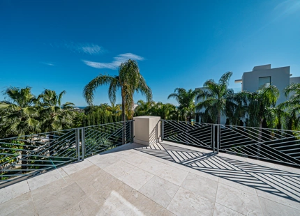 ELEGANT 6-BEDROOM VILLA FOR SALE IN BENAHAVÍS