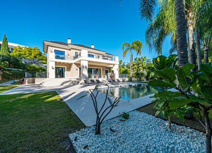 ELEGANT 6-BEDROOM VILLA FOR SALE IN BENAHAVÍS