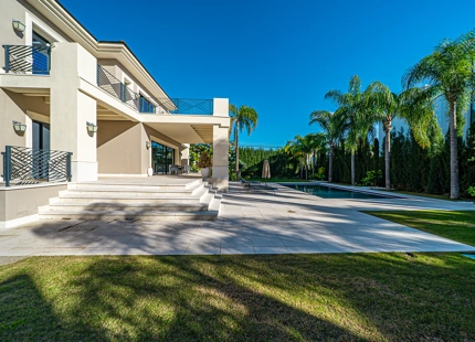 ELEGANT 6-BEDROOM VILLA FOR SALE IN BENAHAVÍS