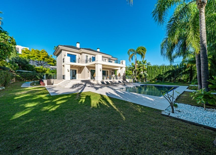 ELEGANT 6-BEDROOM VILLA FOR SALE IN BENAHAVÍS