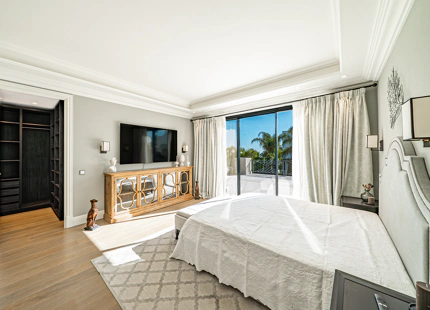 ELEGANT 6-BEDROOM VILLA FOR SALE IN BENAHAVÍS