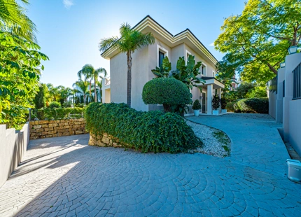 ELEGANT 6-BEDROOM VILLA FOR SALE IN BENAHAVÍS