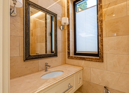 ELEGANT 6-BEDROOM VILLA FOR SALE IN BENAHAVÍS