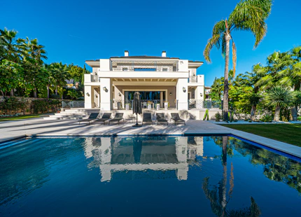 ELEGANT 6-BEDROOM VILLA FOR SALE IN BENAHAVÍS