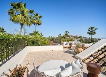 EXCEPTIONAL VILLA WITH STUNNING INTERIORS AND OUTDOOR SPACES IN NUEVA ANDALUCÍA