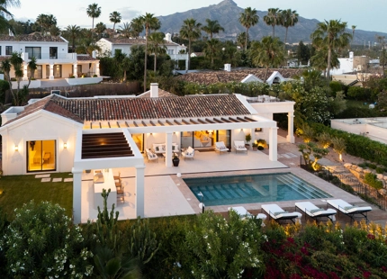 EXCEPTIONAL VILLA WITH STUNNING INTERIORS AND OUTDOOR SPACES IN NUEVA ANDALUCÍA