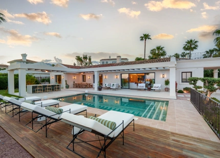 EXCEPTIONAL VILLA WITH STUNNING INTERIORS AND OUTDOOR SPACES IN NUEVA ANDALUCÍA