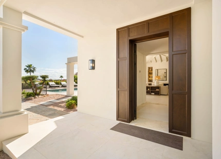 EXCEPTIONAL VILLA WITH STUNNING INTERIORS AND OUTDOOR SPACES IN NUEVA ANDALUCÍA