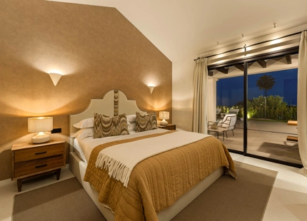 EXCEPTIONAL VILLA WITH STUNNING INTERIORS AND OUTDOOR SPACES IN NUEVA ANDALUCÍA