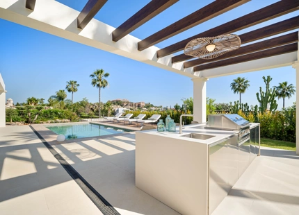 EXCEPTIONAL VILLA WITH STUNNING INTERIORS AND OUTDOOR SPACES IN NUEVA ANDALUCÍA