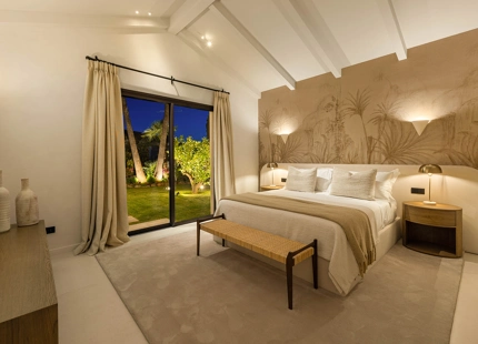 EXCEPTIONAL VILLA WITH STUNNING INTERIORS AND OUTDOOR SPACES IN NUEVA ANDALUCÍA