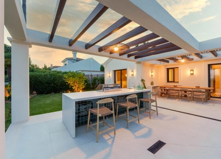 EXCEPTIONAL VILLA WITH STUNNING INTERIORS AND OUTDOOR SPACES IN NUEVA ANDALUCÍA