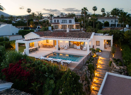EXCEPTIONAL VILLA WITH STUNNING INTERIORS AND OUTDOOR SPACES IN NUEVA ANDALUCÍA