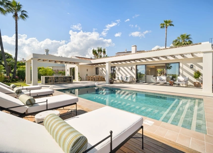 EXCEPTIONAL VILLA WITH STUNNING INTERIORS AND OUTDOOR SPACES IN NUEVA ANDALUCÍA