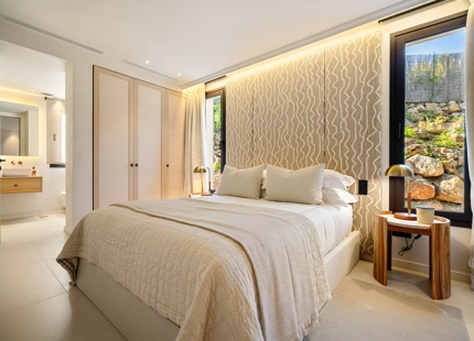 EXCEPTIONAL VILLA WITH STUNNING INTERIORS AND OUTDOOR SPACES IN NUEVA ANDALUCÍA