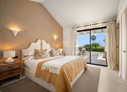 EXCEPTIONAL VILLA WITH STUNNING INTERIORS AND OUTDOOR SPACES IN NUEVA ANDALUCÍA