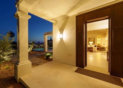 EXCEPTIONAL VILLA WITH STUNNING INTERIORS AND OUTDOOR SPACES IN NUEVA ANDALUCÍA