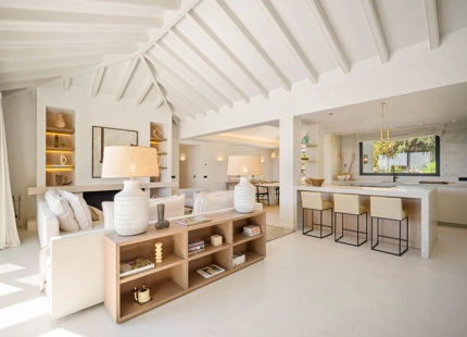 EXCEPTIONAL VILLA WITH STUNNING INTERIORS AND OUTDOOR SPACES IN NUEVA ANDALUCÍA