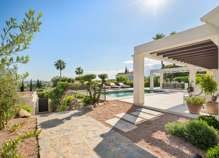 EXCEPTIONAL VILLA WITH STUNNING INTERIORS AND OUTDOOR SPACES IN NUEVA ANDALUCÍA