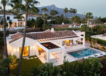 EXCEPTIONAL VILLA WITH STUNNING INTERIORS AND OUTDOOR SPACES IN NUEVA ANDALUCÍA