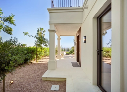 EXCEPTIONAL VILLA WITH STUNNING INTERIORS AND OUTDOOR SPACES IN NUEVA ANDALUCÍA