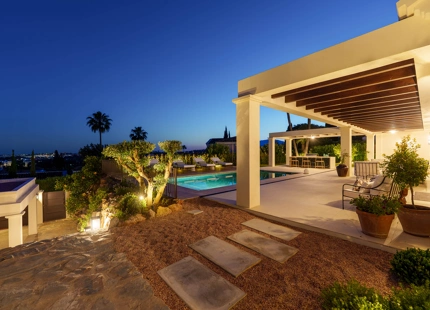 EXCEPTIONAL VILLA WITH STUNNING INTERIORS AND OUTDOOR SPACES IN NUEVA ANDALUCÍA