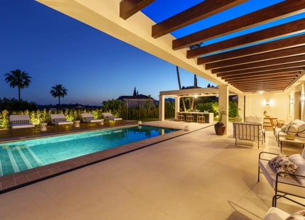 EXCEPTIONAL VILLA WITH STUNNING INTERIORS AND OUTDOOR SPACES IN NUEVA ANDALUCÍA