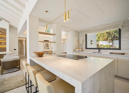 EXCEPTIONAL VILLA WITH STUNNING INTERIORS AND OUTDOOR SPACES IN NUEVA ANDALUCÍA