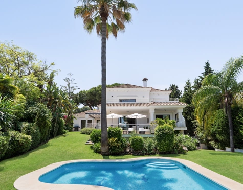 Villa for sale in Las Brisas, Nueva Andalucia