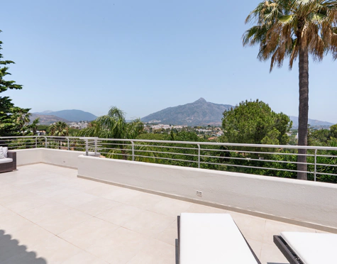 Villa for sale in Las Brisas, Nueva Andalucia