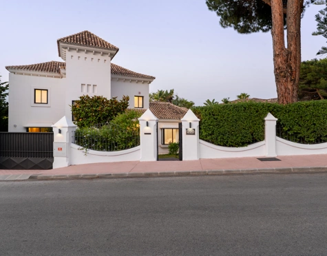 Villa for sale in Las Brisas, Nueva Andalucia