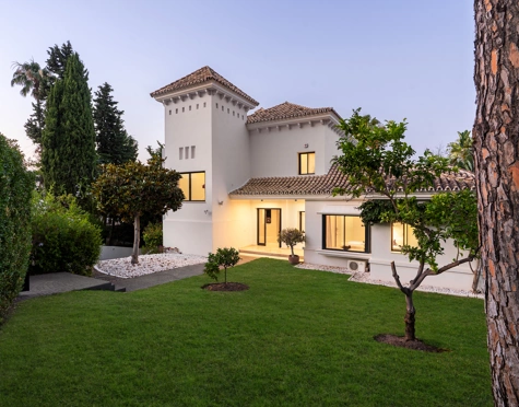 Villa for sale in Las Brisas, Nueva Andalucia