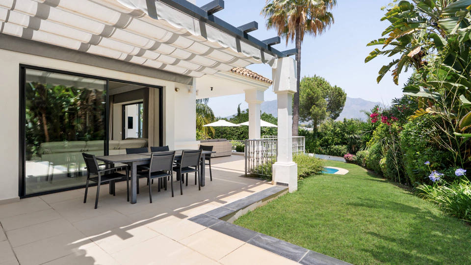 Villa for sale in Las Brisas, Nueva Andalucia