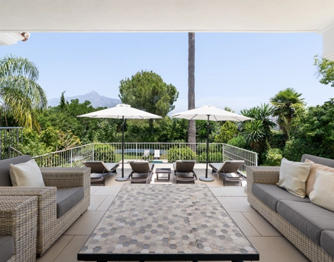 Villa for sale in Las Brisas, Nueva Andalucia