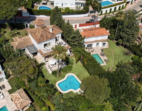 Villa for sale in Las Brisas, Nueva Andalucia