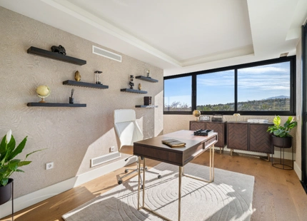 IMPRESIONANTE VILLA DE ARQUITECTO CON VISTAS AL GOLF EN PRIMERA LÍNEA EN NUEVA ANDALUCÍA