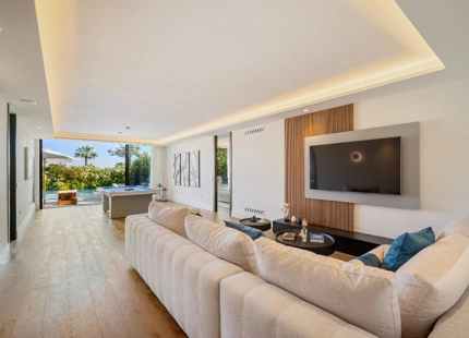 IMPRESIONANTE VILLA DE ARQUITECTO CON VISTAS AL GOLF EN PRIMERA LÍNEA EN NUEVA ANDALUCÍA