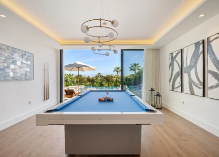 IMPRESIONANTE VILLA DE ARQUITECTO CON VISTAS AL GOLF EN PRIMERA LÍNEA EN NUEVA ANDALUCÍA