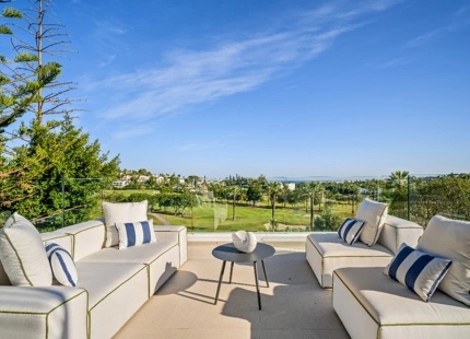 IMPRESIONANTE VILLA DE ARQUITECTO CON VISTAS AL GOLF EN PRIMERA LÍNEA EN NUEVA ANDALUCÍA