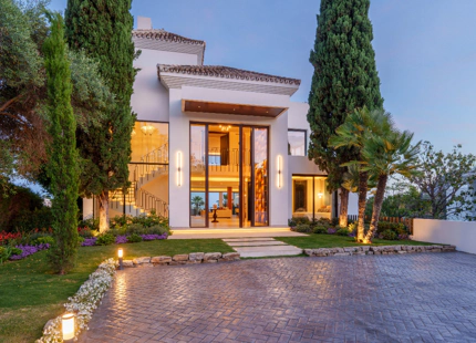 IMPRESIONANTE VILLA DE ARQUITECTO CON VISTAS AL GOLF EN PRIMERA LÍNEA EN NUEVA ANDALUCÍA