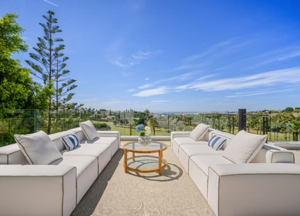 IMPRESIONANTE VILLA DE ARQUITECTO CON VISTAS AL GOLF EN PRIMERA LÍNEA EN NUEVA ANDALUCÍA